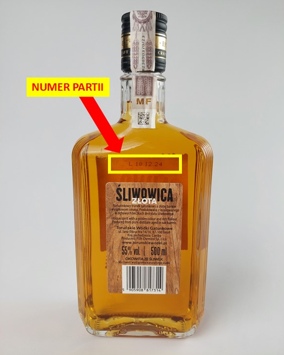 sliwowica_numer_partii_na_butelce marki własne - butelki na taśmie produkcyjnej - producent alkoholi Toruńskie Wódki Gatunkowe
